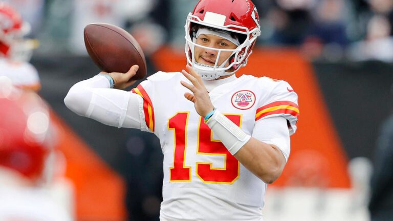 usatsi 17442149 patrick mahomes chiefs qb pregame 2022 1400