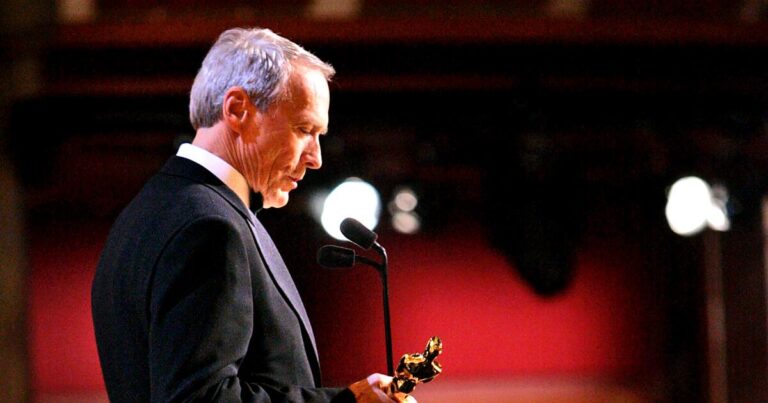 urlhttps3A2F2Fcalifornia times brightspot.s3.amazonaws.com2Fb82Fdc2Fc25a8c6d4a4281bdecce40bafea52Foscars 2005 clint eastwood director