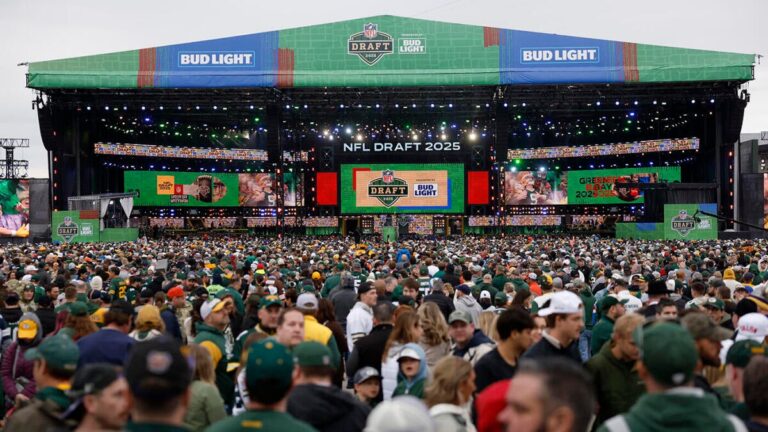 nfl draft crowd g